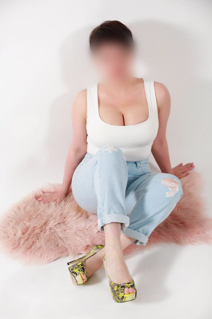 Elena, masajista erótica en Figueres